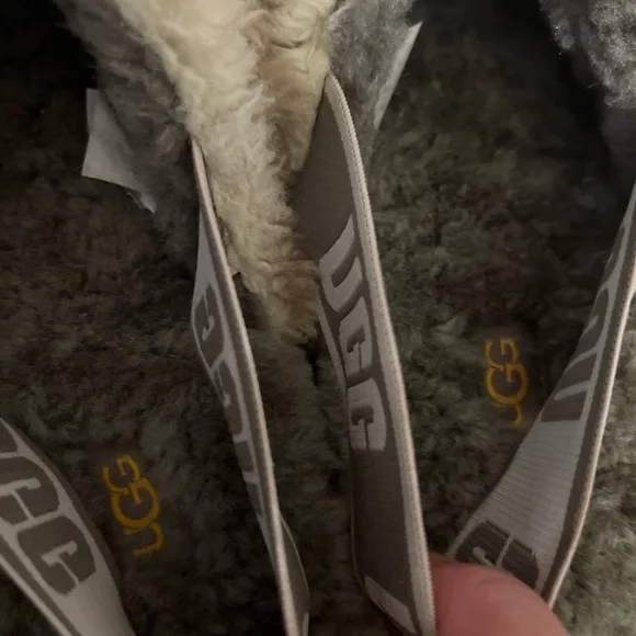 UGG Fluff Yeah Slide Cali Collage
Sheepskin Sandals Womens Sz 10
Elastic Strap - Picture 4 of 9